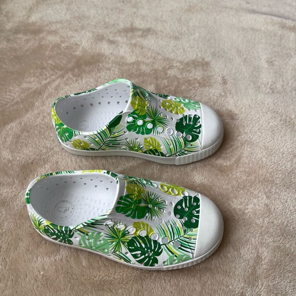 Native Shoes Girls Tropical Print Slip-On Casual Summer Shoes size C8